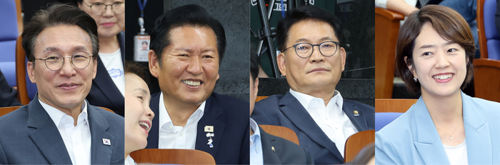 더불어민주당 8·17 전당대회에서 당 대표 경선에 출마한 김민석 전 총리(왼쪽부터), 정청래 전 대표, 송영길 의원, 고민정 의원이 14일 국회에서 열린 의원총회에 참석하고 있다. 연합뉴스