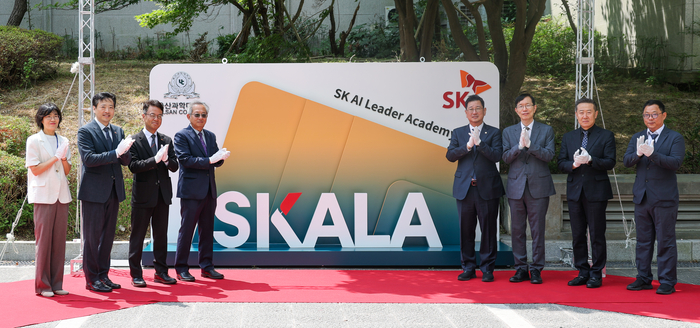 SKALA 울산캠퍼스 개소식 및 업무협약이 체결된 15일 울산과학대학교에서 서남교 울산시 행정부시장, 김태선 국회의원, 조홍래 울산과학대학교 총장, 박종수 SK AX 기업문화부문 부사장과 관계자가 현판 제막을 가진 뒤 기념촬영을 하고 있다. 최지원 기자