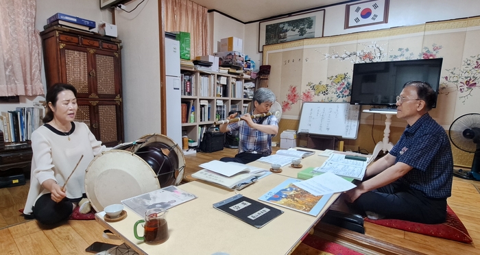 울산시우회 소속 시조창 13년 경력의 송명희(장구)씨, 30년 경력의 노재전(대금, 창), 노상원 회장이 지름시조 ‘푸른 산중 백발옹이’의 한 구절을 즉석해서 시연하고 있다.