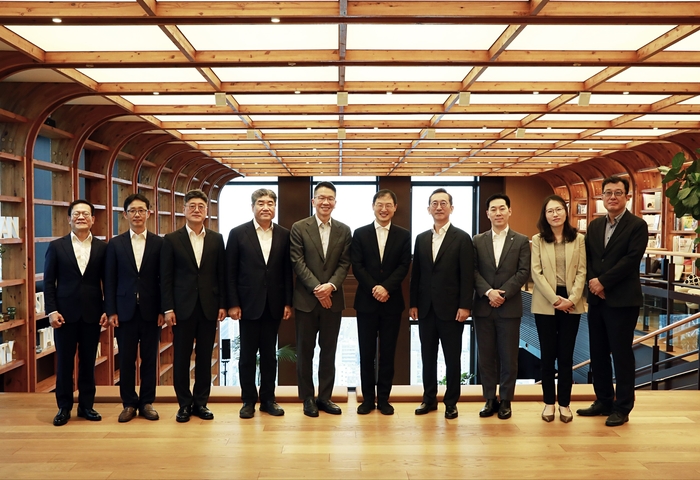 김상욱 울산시장은 15일 서울 종로구 에스케이(SK) 서린빌딩에서 최창원 에스케이(SK)수펙스추구협의회 의장을 만나 지역 현안과 투자 협력방안을 논의했다. 울산시 제공