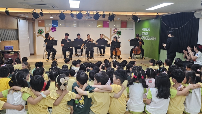 현대동부유치원 원아들이 1일 울산교육청이 주관한 ‘찾아가는 장애이해교실’ 프로그램의 하나인 챔버오케스트라 공연을 보고있다. 울산교육청 제공