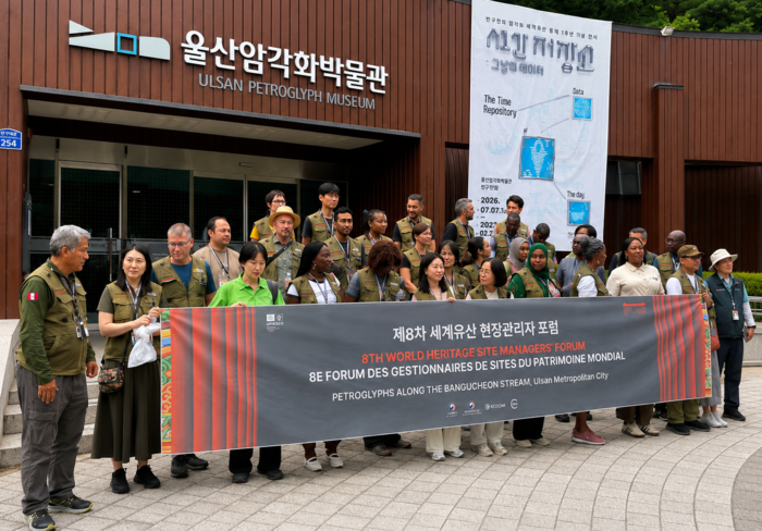 국내외 세계유산 현장관리자와 국제기구 관계자, 전문가 등이 울산암각화박물관을 둘러보기 전 기념촬영을 하고 있다.
