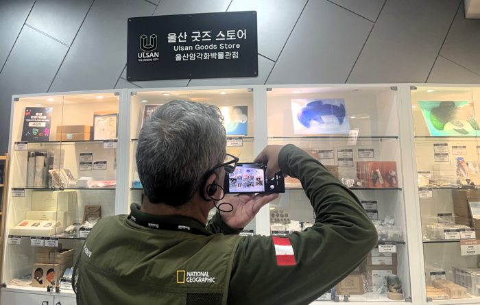 한 참여자가 울산암각화박물관내 기념품 가게를 촬영하고 있다.