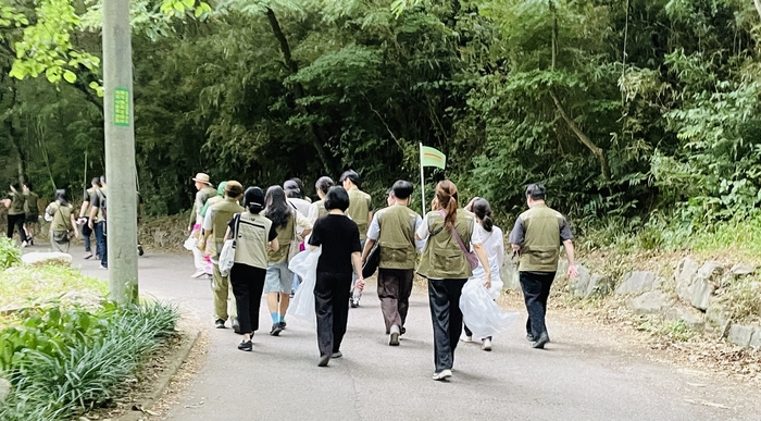국가유산청과 국립문화유산연구원은 17일 울산전시컨벤션센터와 반구천의 암각화 일원에서 ‘제8차 세계유산 현장관리자 포럼’을 열었다.  참여자들은 반구대 암각화 현장을 둘러본 후 울산암각화박물관으로 가고 있다.