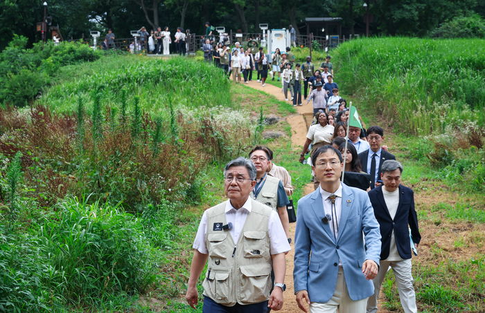 지난 17일 김상욱 울산시장 및 허민 국가유산청장을 비롯한 ‘제8차 세계유산 현장관리자 포럼’ 참석자들이 울산 울주군 대곡리 반구대 암각화 현장 답사를 진행하고 있다. 이수화 기자