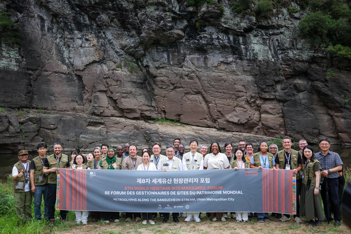 지난 17일 울산 울주군 대곡리 반구대 암각화를 찾은 ‘제8차 세계유산 현장관리자 포럼’ 참석자들이 같이 현장을 방문한 김상욱 울산시장 및 허민 국가유산청장 등과 기념촬영을 하고 있다. 이수화 기자