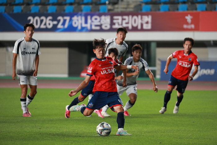 울산시민축구단 김재철이 지난 15일 종합운동장에서 열린 2026-27 하나은행 코리아컵 2라운드 경기에서 전반 42분 이기준의 패스를 받은 김재철이 슈팅을 날리고 있다. 울산시민축구단 제공