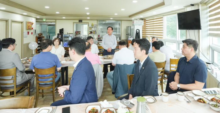 박일배 시의장이 지역 언론인들과의 간담회 자리에서 인사말을 하고 있다.