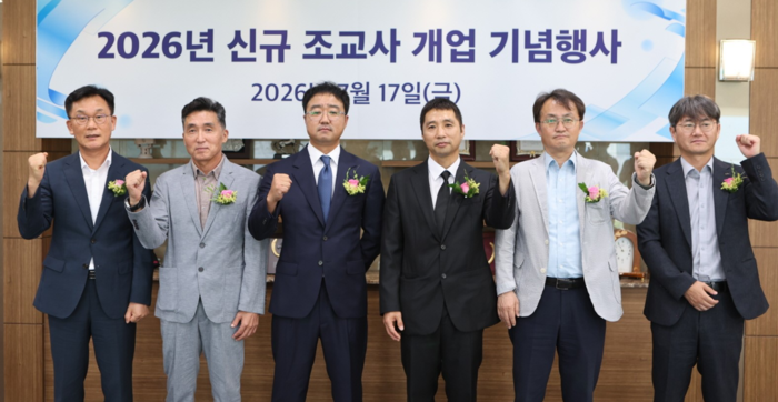 지난 17일 렛츠런파크 부경에서 진행된 구현완(오르쪽 세 번쨰), 손병철(오른쪽 네 번째) 조교사 신규 조교사 개업 행사 기념촬영 모습.-렛츠런파크 부경 제공