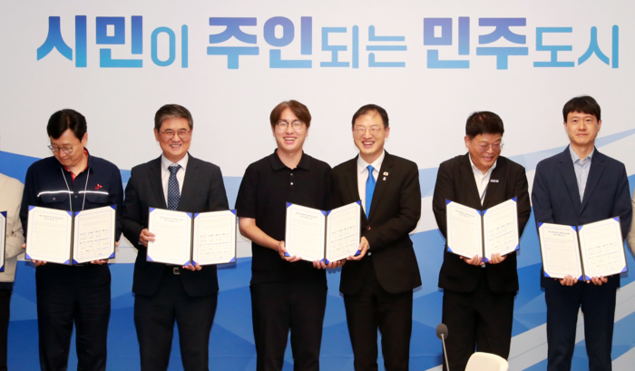울산시는 지난 9일 민선 9기 핵심 정책과제 ‘산업 인공지능(AX) 전환 확산’을 위한 실증·인재양성 업무협약 및 민관 협력기구 <울산산업 AX 협의체>를 출범했다. 당시 협약식에는 김상욱 울산시장, 하정우 전 대통령비서실 AI 미래기획수석, 울산과학기술원 안현실 부총장, 현대자동차, HD현대중공업, SK에너지, 네이버클라우드, SK텔레콤, 울산대학교, 전남대학교, 경북대학교 등 13개 기업·대학·연구기관 관계자가 참석했다.