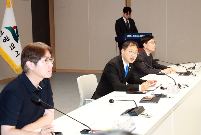 울산시는 지난 9일 민선 9기 핵심 정책과제 ‘산업 인공지능(AX) 전환 확산’을 위한 실증·인재양성 업무협약 및 민관 협력기구 <울산산업 AX 협의체>를 출범했다. 당시 출범식에 참석한 하정우 전 대통령비서실 AI 미래기획수석은  “울산은 부가가치가 높은 제조 산업 AI 데이터가 풍부하다”고 발전 가능성을 제시했다.
