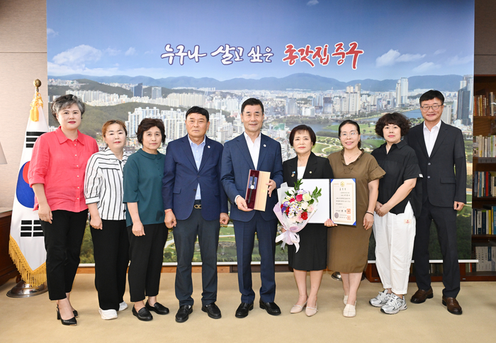 이명숙 울산 중구 다운동 통장회장이 지난 10일 서울 웨스틴 조선호텔에서 열린 제15회 인구의 날 기념식에서 인구정책 유공 국무총리 표창을 수상했다. 이에 김영길 중구청장은 20일 중구청 구청장실에서 이명숙 다운동 통장회장을 비롯한 다운동 통장회 임원진을 만나 지역 발전 및 주민 화합을 위한 노고를 격려하고 감사 인사를 전했다. 중구 제공