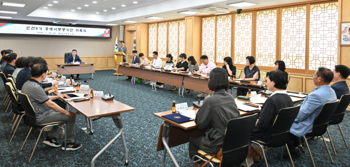 울산 중구는 20일 중구청 중회의실에서 김영길 중구청장과 관계 공무원, 민선9기 공약이행평가단 등 약 30명이 참석한 가운데 ‘민선9기 공약이행평가단 위촉식’을 개최했다. 중구 제공