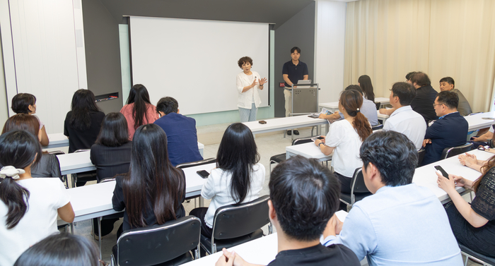 울산매일신문UTV 창간 35주년 기념식이 열린 20일 본사 대회의실에서 본지 이연희 대표이사가 창간사를 하고 있다. 최지원 기자