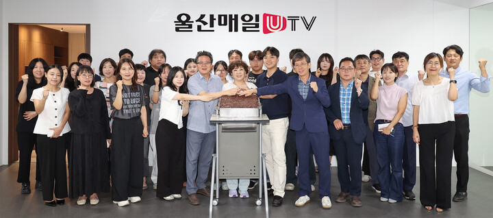 울산매일신문UTV 창간 35주년 기념식이 20일 본지 대회의실과 스튜디오에서 개최된 가운데 본지 이연희 대표이사, 김진영 뉴스룸 편집국장, 강정원 논설실장, 이동엽 총괄이사 및 임직원이 축하 떡 케이크 커팅식을 하며 기념촬영을 하고 있다. 이수화 기자