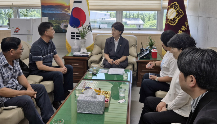 울산 북구의회 이진복 의장이 20일 의장실을 방문한 ‘염포동 중리마을 소규모주택정비사업’ 조합설립준비위원회 손영우 위원장 및 주민 추진 위원들을 만나 사업 진행 관련 의견과 위원회 설립 애로사항 등을 청취했다. 북구의회 제공