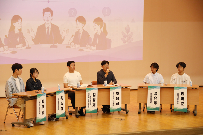 조용식 교육감이 18일 시교육청 대강당에서 열린 ‘학생 참여위원회 정책제안회 학생 타운홀 미팅’에 참석해 정책 추진 방향을 설명하고 있다. 울산교육청 제공
