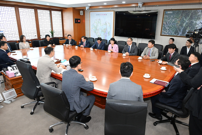 울산시의회(의장 이영해) 제9대 전반기 확대의장단 및 상임·예결위원장이 20일 오전 취임 인사차 시청 본관 시장실을 방문해 김상욱 시장과 환담을 나눴다. 울산시의회 제공
