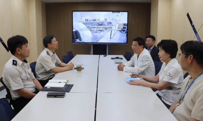 울산 북부소방서는 21일 다중이용시설인 울산시티병원을 방문해 관서장 현장 행정지도를 실시했다. 이번 방문은 재난 시 대형 인명피해 위험이 큰 병원의 화재 취약 요인을 꼼꼼히 점검하고, 관계자들의 안전의식을 고취하고자 마련됐다. 북부소방서 제공