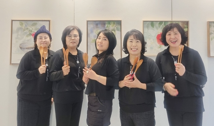 숟가락난타 동아리 ‘은하수나르샤’. 울산 북구생활문화센터 제공