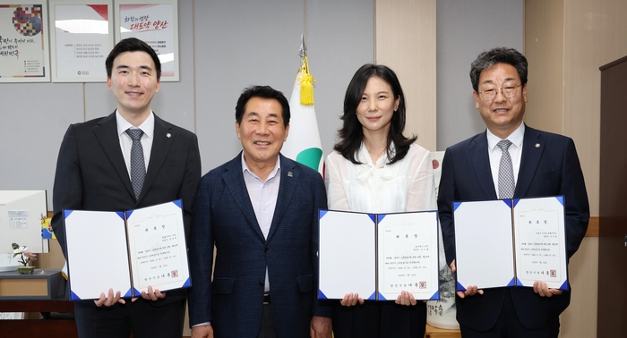 양산시가 시정의 법률 전문성과 소송 대응 역량 강화를 위해 고문변호사 3명을 신규·재위촉하고 시민 대상 무료법률상담도 확대 운영한다.