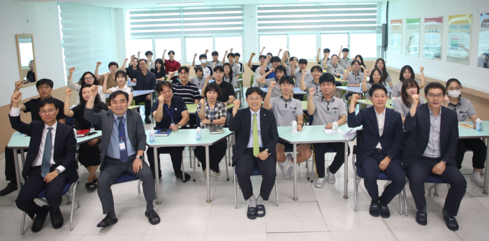 조용식 울산시교육감은 21일 울산중앙중학교에서 진행하는 교육공동체와의 대화에 참석하여 학생, 선생님들과 소통의 시간을 가졌다. 울산교육청 제공