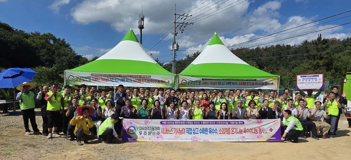 대우여객자동차㈜와 우리버스㈜우수리봉사단은 21일 지난 3월에 시내버스 기사님들이 정성들여 직접심고 직접키운 옥수수를 직접 수확한 옥수수 1만5,000개 약 1500만원 상당 금액을 기증했다. 대우여객·우리버스 제공