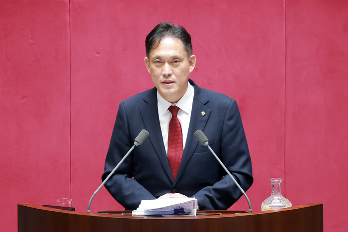 국민의힘 김태규 의원이 21일 국회에서 열린 7월 임시국회 제1차 본회의에서 전날 상정된 윤석열·김건희에 의한 내란·외환 및 국정농단 행위의 진상규명을 위한 특별검사 임명 등에 관한 법률 일부개정법률안에 대해 필리버스터(무제한 토론을 통한 합법적인 의사진행 방해)를 하고 있다.연합뉴스