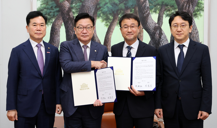 더불어민주당 한병도 대표 직무대행 겸 원내대표와 국민의힘 정점식 원내대표가 21일 국회 운영위원장실에서 선관위 투표용지 부족 사태에 따른 특검법안 합의문에 서명한 뒤 기념 촬영을 하고 있다. 연합뉴스
