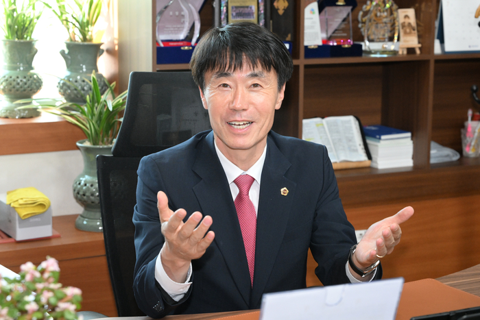 제9대 울산시의회 전반기 산업건설위원회 백현조 위원장이 ‘현장 중심의 실용 의정’이라는 상임위 운영 원칙을 말하고 있다. 울산시의회 제공
