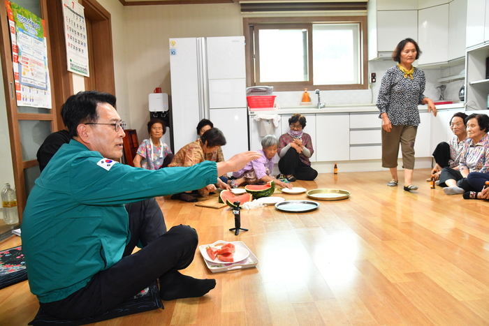 이순걸 울주군수가 21일 언양읍 신화경로당과 삼남읍 중방경로당 등 울주군 무더위쉼터 경로당 2개소를 방문해 냉방시설 가동 상태와 시설 관리 현황을 점검했다. 울주군청 제공