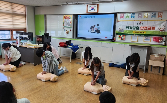 대한적십자사 울산광역시지사(회장 김청옥)는 지역 내 안전취약계층의 안전의식을 높이고 위기 상황 대처 능력을 강화하기 위해 ‘2026년 위기탈출 안전교실’을 운영하고 있다.대한적십자사 울산지사 제공