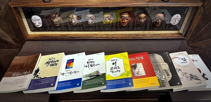박해양 회장은 1988년 펴낸 『침묵의 역사』를 시작으로 『365일, 씨(詩)부리지마라』, 『365일, 인생은 밀가루 반죽이다』, 『365일, 니 쪼대로 살아라』, 2025년 『숫놈들의 폭망시대』등 모두 9권을 냈다.