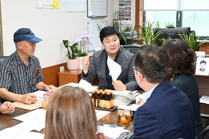 울산광역시의회 공진혁 의회운영위원장은 22일 시의회 의회운영위원장실에서 웅촌면 곡천지방하천구역 토지주와 울산시 관계부서가 참석한 가운데 간담회를 열고, 지방하천구역 지정으로 토지 이용과 재산권 행사에 어려움을 겪고 있는 주민들의 애로사항을 청취하며 제도 개선과 지원방안을 논의했다. 울산시의회 제공