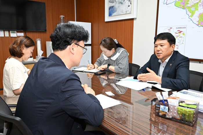 울산광역시의회 노명환 의원(산업건설위원회)이 22일 의원연구실에서 관계부서와 함께 동구 지역의 최대 현안인 버스노선 민원과 관련 주민 불편 최소화 방안을 모색했다. 울산시의회 제공