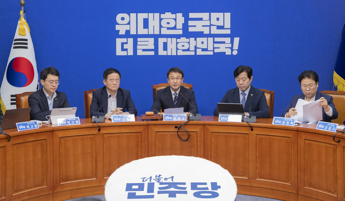 더불어민주당 한병도 당 대표 직무대행 겸 원내대표가 22일 국회에서 열린 최고위원회의에서 검찰 개혁 완성에 대해 발언하고 있다. 한 대행은 검찰 개혁 완성을 위해 “당 총의 하나로 모을 시점”이라 밝혔다. 연합뉴스