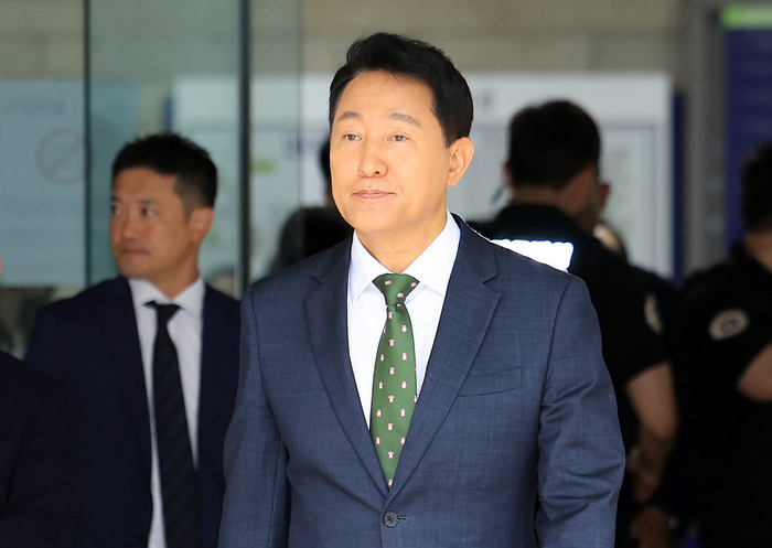 정치 브로커 명태균씨로부터 여론조사 결과를 받아보고 후원자에게 비용을 대납하게 한 혐의로 기소된 오세훈 서울시장이 22일 오후 서울 서초구 서울중앙지법에서 열린 선고 공판을 마친 뒤 법정을 나서고 있다. 서울중앙지법 형사합의22부(조형우 부장판사)는 이날 정치자금법 위반 혐의로 재판에 넘겨진 오 시장에게 벌금 1천만원을 선고했다. 연합뉴스