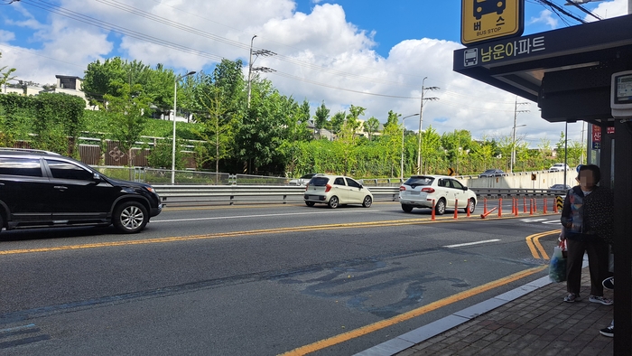 남운아파트 정류장에서 본 중구청지하차도와 중구청교차로 방면 분기점. 안전지대 앞부터 차선변경 금지를 나타내는 흰·노란 실선이 그어져 있다.
