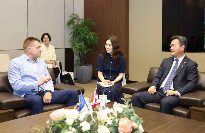 울산세관이 캐나다산 원유의 원산지 증빙 간소화와 FTA 활용 지원을 통해 중동 의존도를 낮추고 원유 수입선 다변화를 적극 뒷받침하고 있다. 사진은 지난 6월 이종욱 관세청장이  SK이노베이션 울산 콤플렉스에서 브라이언 진 캐나다 앨버타주 에너지·광물부 장관과 협력 방안에 대해 논의하는 모습. 관세청 제공