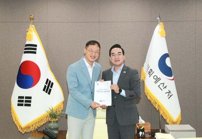 김상욱 울산시장이 22일 정부세종청사에서 박홍근 기획예산처 장관과 단독 면담을 갖고 지역 핵심 현안 및 국가예산 사업의 정부예산안 반영을 적극 건의했다. 울산시 제공