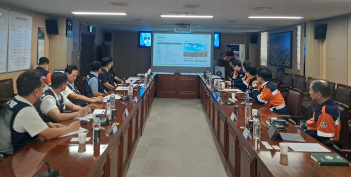 한국노총 울산본부는 22일 고려아연을 방문해 노사간담회를 갖고 투기자본으로부터 노동자들의 고용을 지켜 내는데 공동대응해 나가기로 했다. 한국노총 울산본부 제공