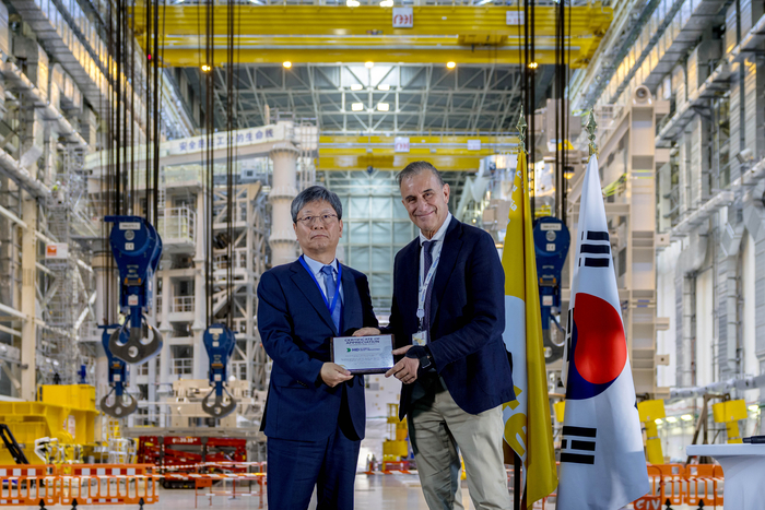 22일 프랑스 남부 카다라슈에서 열린 ‘KOREA-ITER 퓨전 데이’ 행사에서 원광식 HD현대중공업 부사장(왼쪽)이 피에트로 바라바쉬(Pietro Barabaschi) ITER 사무총장(오른쪽)으로부터 감사패를 받았다.