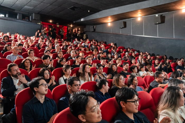 지난해 열린 ‘한국영화 상영회’에 참석한 현대차 브라질 법인 직원과 현지 주민들이 상영 후 박수갈채를 보내고 있다. 현대차그룹 제공