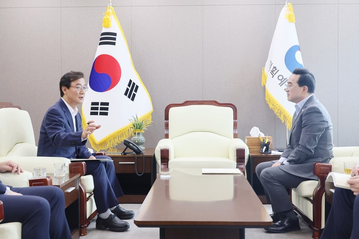 지난 22일 오전 정부세종청사에서 전재수 부산시장(왼쪽)이 박홍근 기획예산처 장관을 만나 내년도 국비 지원을 요청하고 있다.-부산시 제공