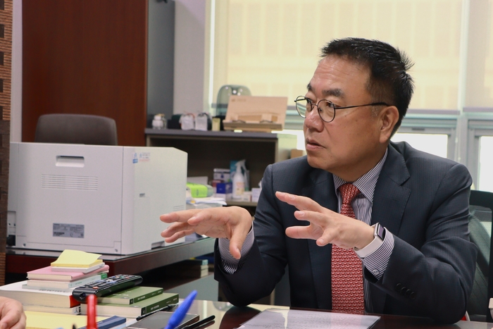 국민의힘 울산시당 신임 위원장에 선출된 서범수 의원이 통합·개방·확장을 앞세워 중도 외연 확대와 지역산업 중심 정책 혁신을 추진하겠다는 비전을 제시했다.