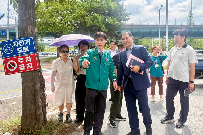 울산광역시의회 백현조 산업건설위원회 위원장은 23일 오전 북구 효문사거리 우회도로 현장에서 울산시 관계 부서 공무원들과 함께 고원식 횡단보도 일대의 보행 위험 요소를 세밀히 점검하고, 실효성 있는 차량 감속 대책을 논의했다. 울산시의회 제공