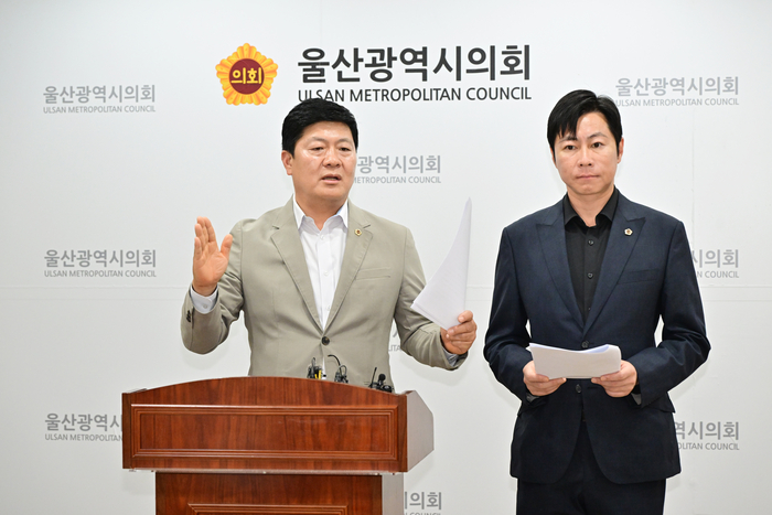 울산광역시의회 공진혁 운영위원장이 23일 시의회 프레스센터에서 기자회견을 열고 울산광역시장의 의회 관련 발언에 대한 울산광역시의회의 입장을 발표하고 있다. 울산시의회 제공
