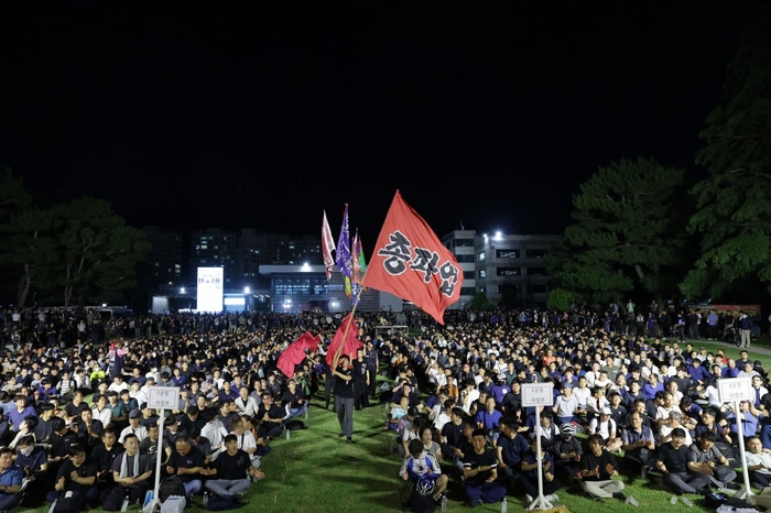 지난 21일 오후 8시 전국금속노조 현대차지부가 울산공장 본관 잔디밭에서 ‘전 조합원 총파업 결의대회’를 하고 있다. 현대차지부 제공