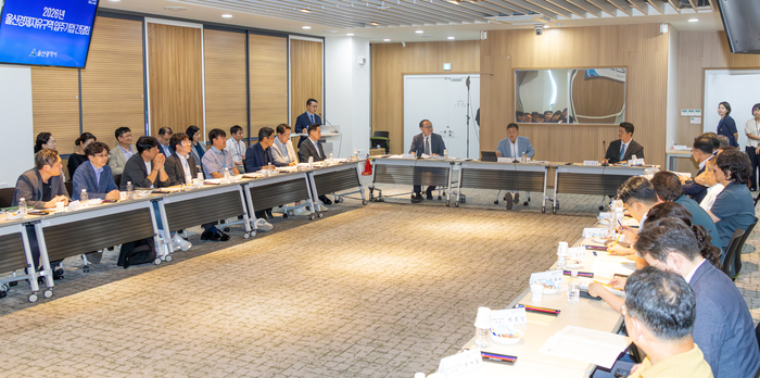 2026년 울산경제자유구역 입주기업 간담회가 열린 23일 3D프린팅벤처집적지식산업센터에서 김상욱 울산시장, 이경식 울산경제자유구역청장, 입주기업 대표, 유관기관 관계자가 애로사항 및 대책 마련 등에 대해 논의하고 있다. 최지원 기자
