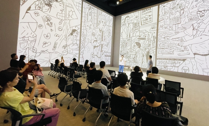 아티스트 모스플라이의 전시 연계 아티스트 토크가 지난 24일 태화복합문화공간 만디에서 열렸다.  그는 낙서 속에서 매드벅, 박존버, 신무학 같은 인물들이 자연스럽게 생겨났다고 설명했다.